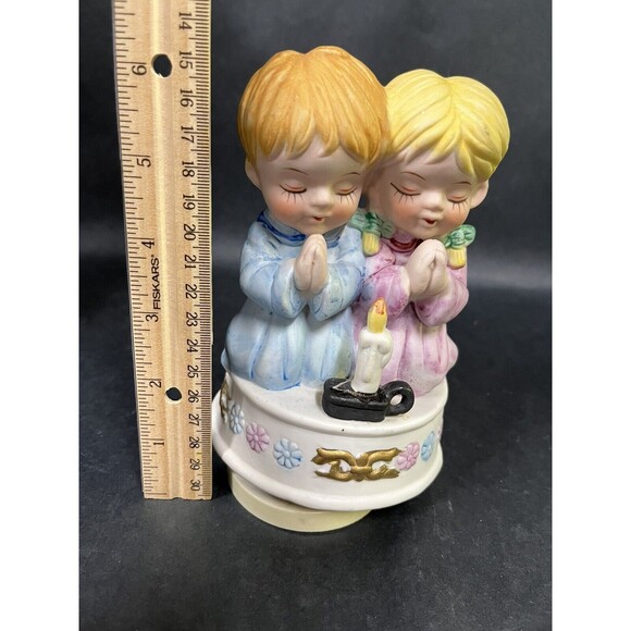 Vtg Boy & Girl Praying by Candle Musical Box Figurine Plays Brahm's Lullab Video - Picture 9 of 9